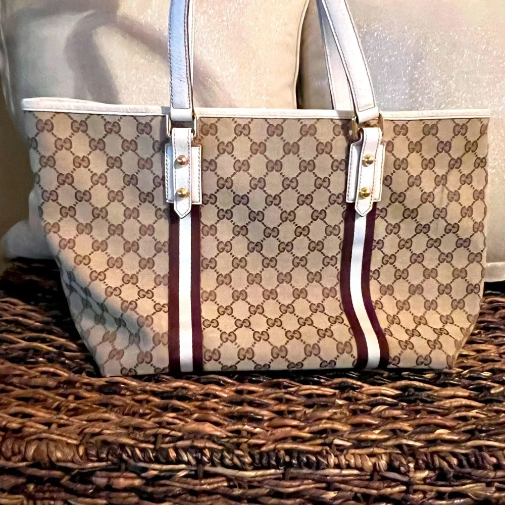 Gucci purse used 2x ended up with a shoulder injury and can’t use bag anymore - Picture 3 of 5